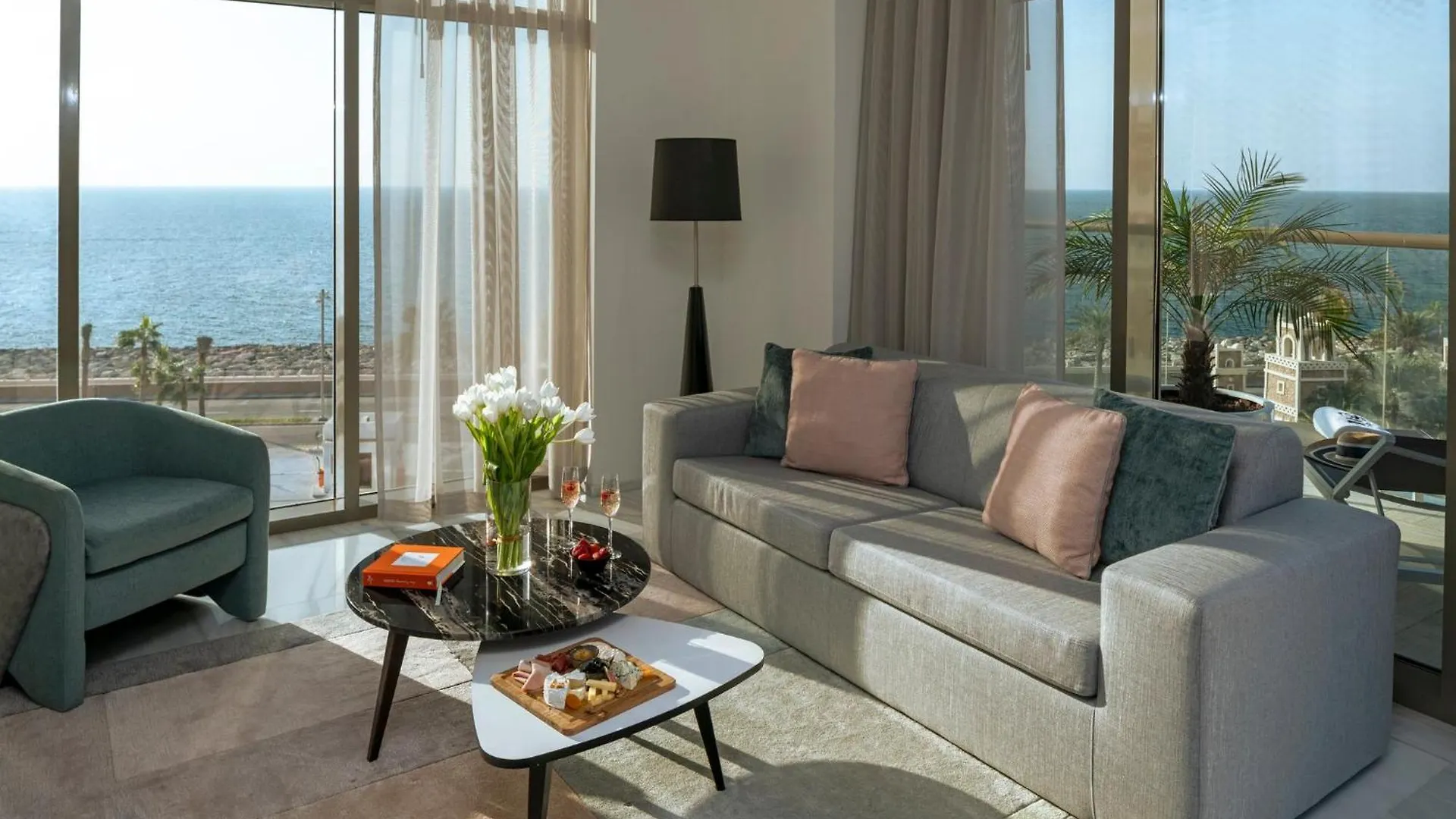***** Semesteranläggning (resort) Th8 Palm Dubai Beach Resort, Vignette Collection By Ihg Förenade Arabemiraten