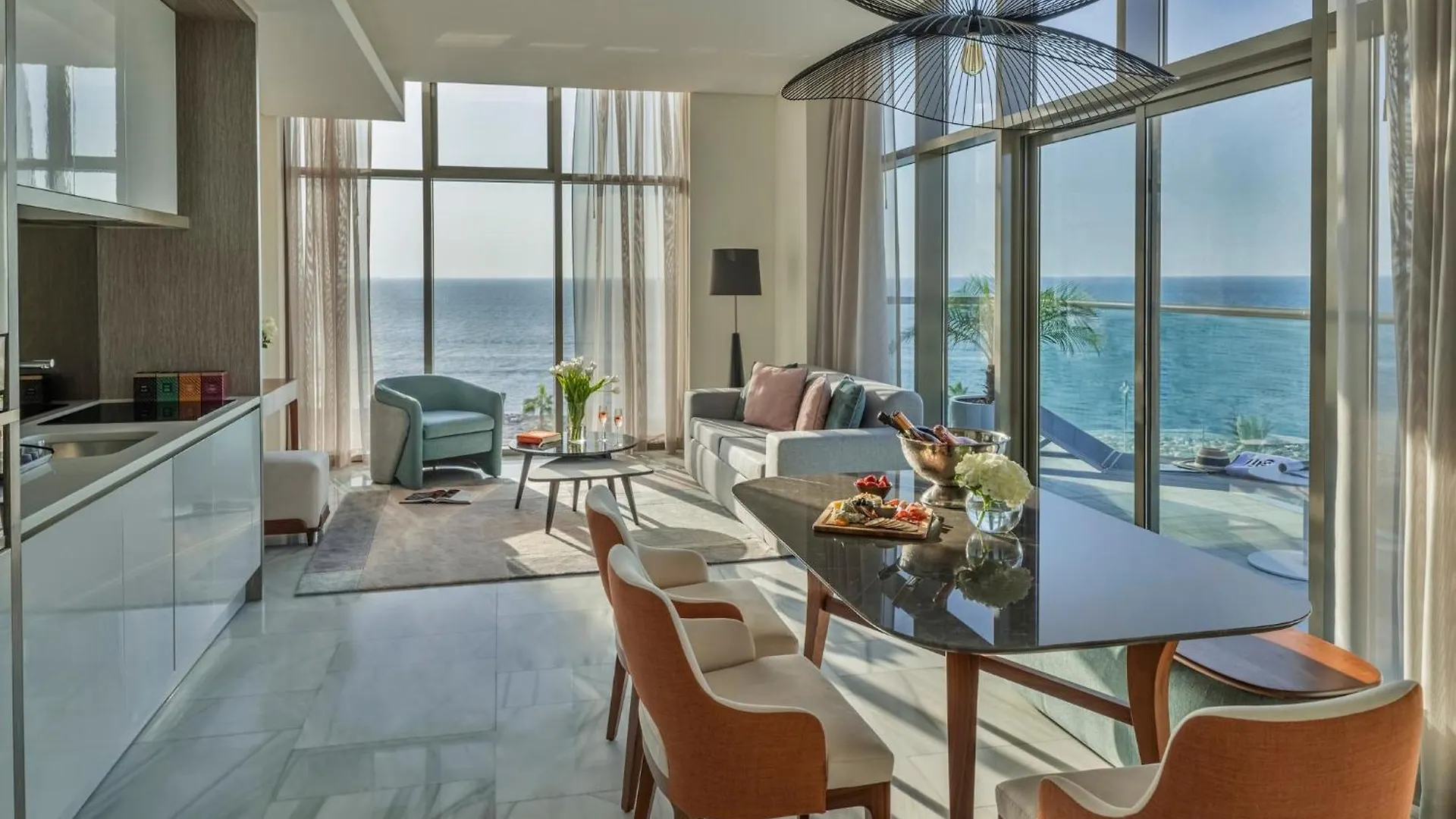 Th8 Palm Dubai Beach Resort, Vignette Collection By Ihg Semesteranläggning (resort)