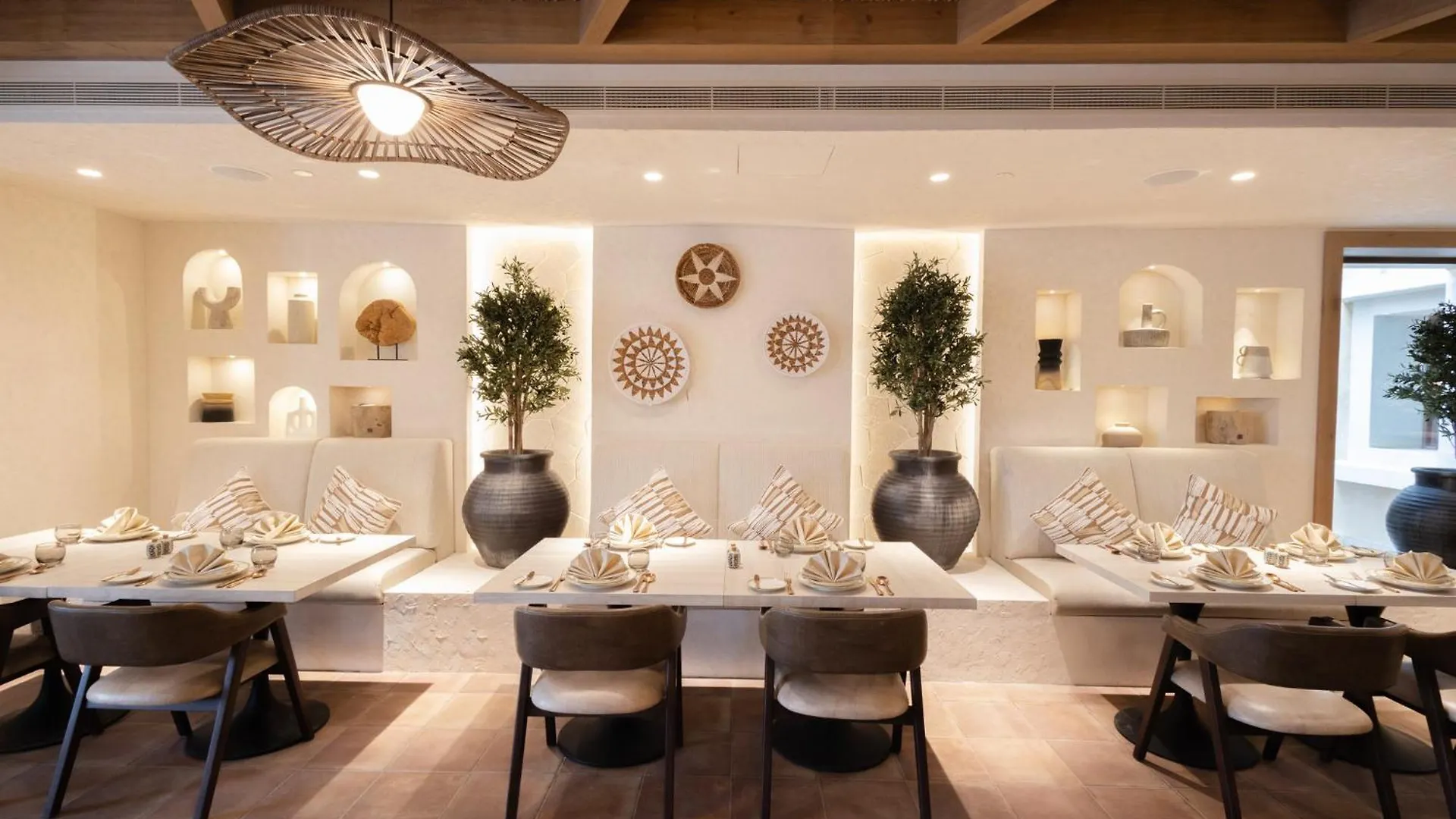 Resort Th8 Palm Dubai Beach Resort, Vignette Collection By Ihg