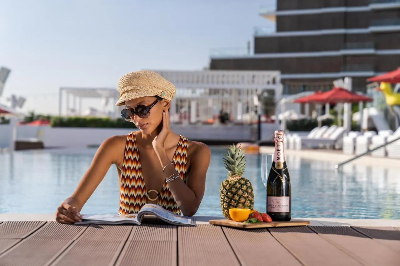 Th8 Palm Dubai Beach Resort, Vignette Collection By Ihg אתר נופש