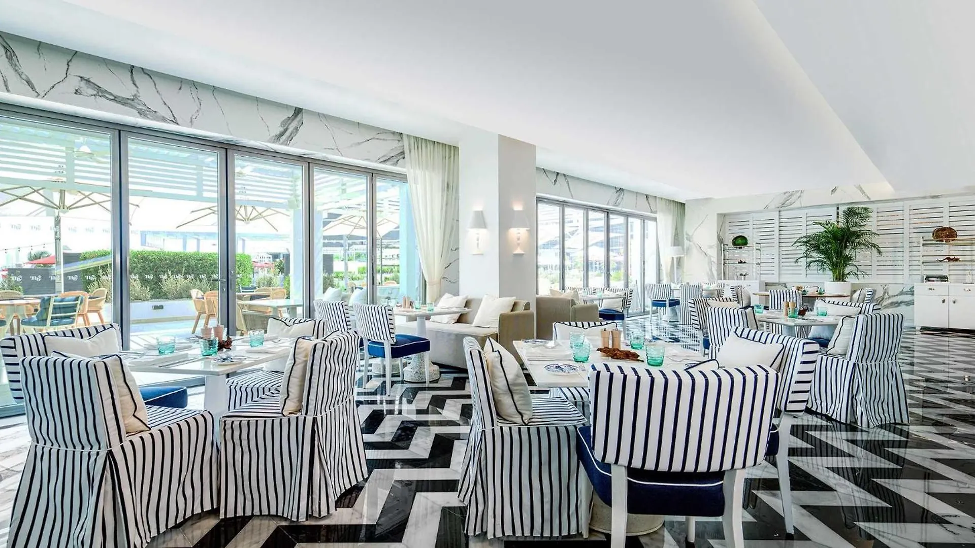 אתר נופש Th8 Palm Dubai Beach Resort, Vignette Collection By Ihg